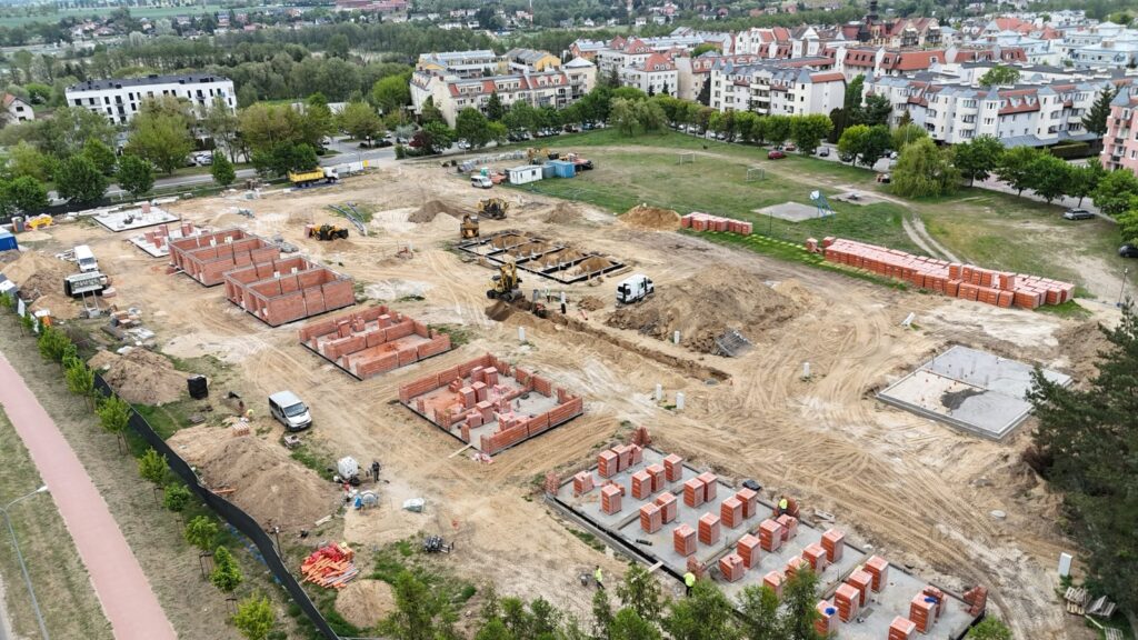 Widok z drona na budowę domów jednorodzinnych — inwestycja Etap II Zielone Wzgórza