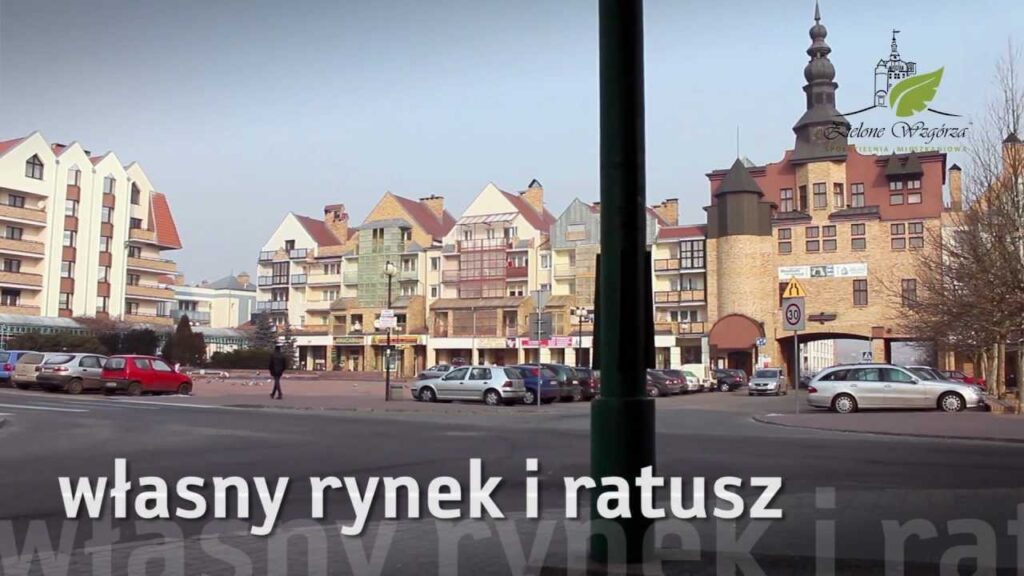 Kadr z filmu o osiedlu: Nowy Rynek z ratuszem, podpis „własny rynek i ratusz”